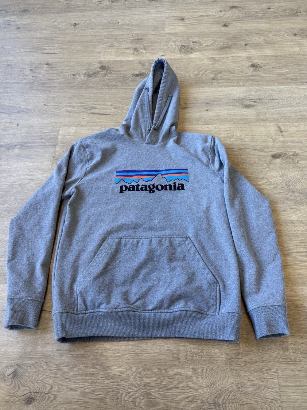Patagonia Uprisal Hoodie Men Medium Gray Regular Fit Front P-6 Logo